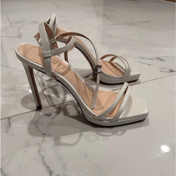 Schutz Teresa Sandal. Never worn! Size 5.5 (run large, fit like a 6) - Picture 3 of 4